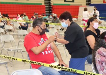 Madrugan los de 40-49 para ir a vacunarse