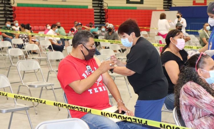 Madrugan los de 40-49 para ir a vacunarse