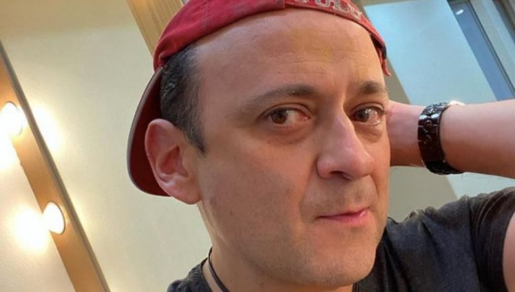 Lalo España teme por su seguridad, recibe amenazas por críticas a AMLO