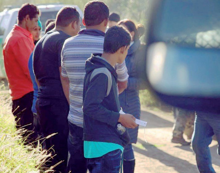 Frena Abbott traslado de inmigrantes a fronteras