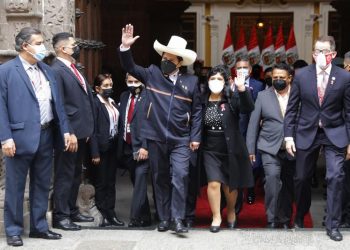 Profesor de origen campesino jura como presidente de Perú