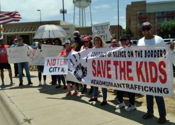 Protestan contra carpas de la Patrulla Fronteriza