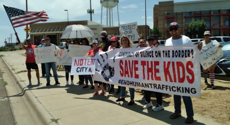 Protestan contra carpas de la Patrulla Fronteriza