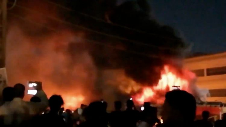 Suman 92 muertos por incendio en unidad Covid-19 en Irak | VIDEO