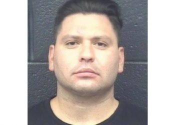 Arrestan a policía por tratar de ahorcar a una mujer