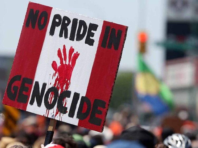 Furia en Canadá: Manifestantes derriban estatuas de reinas Victoria e Isabel | VIDEO