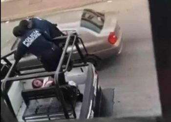 Brutalidad policiaca: graban a policías de Tabasco golpeando a mujer | VIDEO