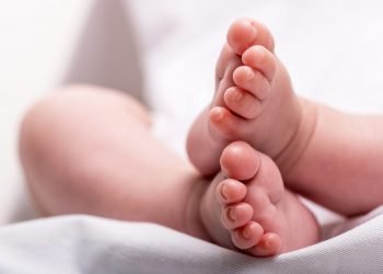 Madre lleva a su pequeño hijo al hospital y es acusada de matarlo a golpes