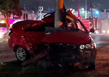 Muere conductora tras quedar prensada durante choque en Apodaca