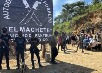 Autodefensas secuestran a 21 personas en el sur de México