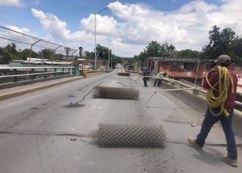 Retiran malla dañada de puente Venezuela