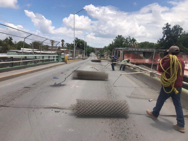 Retiran malla dañada de puente Venezuela