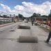 Retiran malla dañada de puente Venezuela