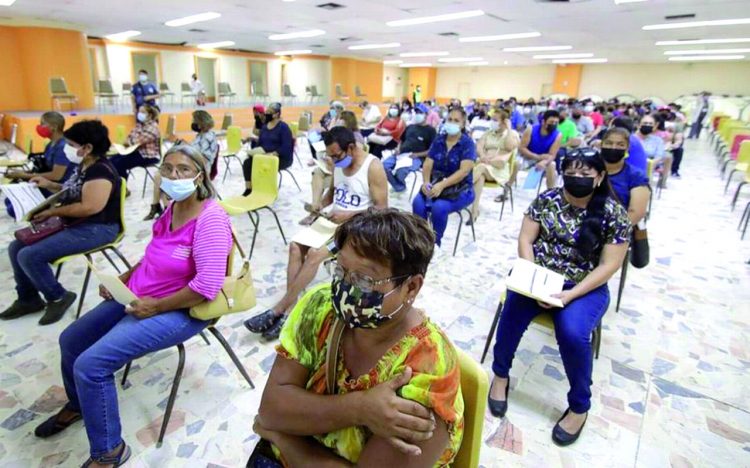 Este mes vacunan al grupo de 18-39