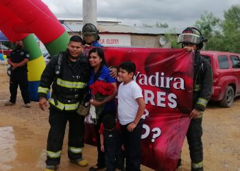 Pasó en NLD; bombero le propone matrimonio a su prometida en medio de una ceremonia de graduación