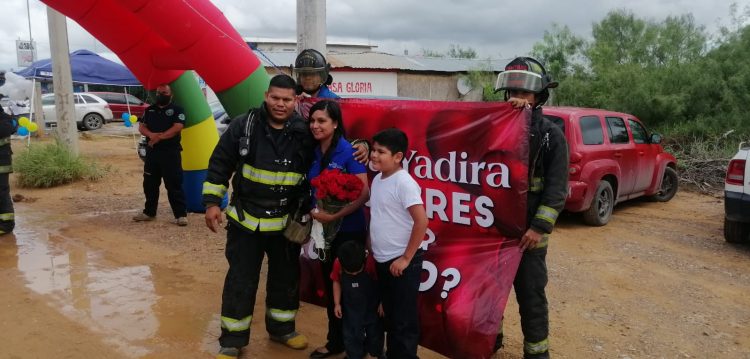 Pasó en NLD; bombero le propone matrimonio a su prometida en medio de una ceremonia de graduación