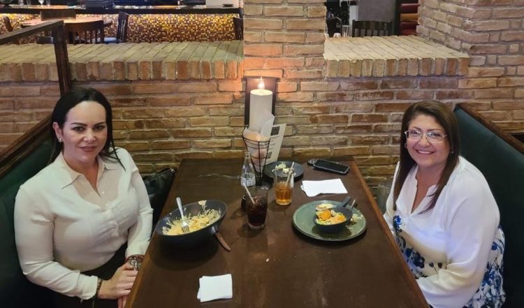 Carmen Lilia y Ana Laura planifican proyectos para comercio internacional