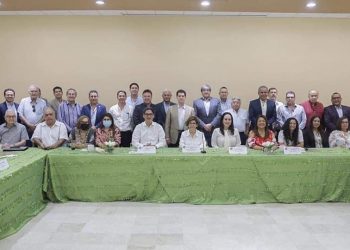 Carmen Lilia Canturosas reafirma compromisos ante agentes aduanales