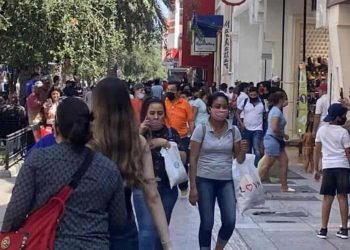 Covid-19 en Nuevo León: Empeoran indicadores y mantienen reapertura