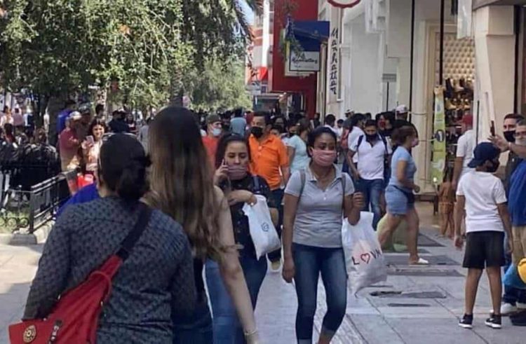 Covid-19 en Nuevo León: Empeoran indicadores y mantienen reapertura