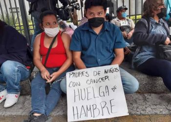 Papás de niños con cáncer demandarán a López-Gatell