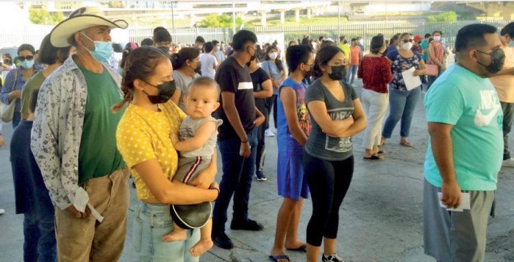 Con vacunas americanas inmunizan a neolaredenses