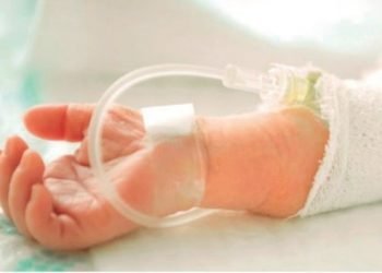 Muere bebé por covid