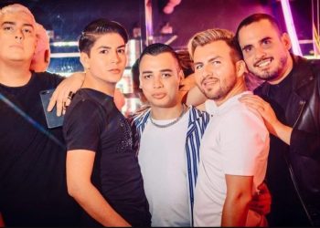 Influencers de Jalisco le dan billete falso a migrante para tocar sus genitales; son investigados