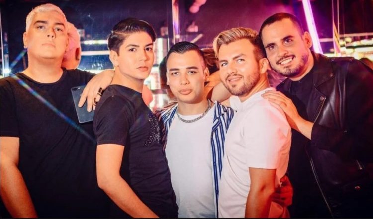 Influencers de Jalisco le dan billete falso a migrante para tocar sus genitales; son investigados