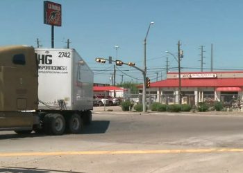 Inmigrante muere aplastado por tráiler