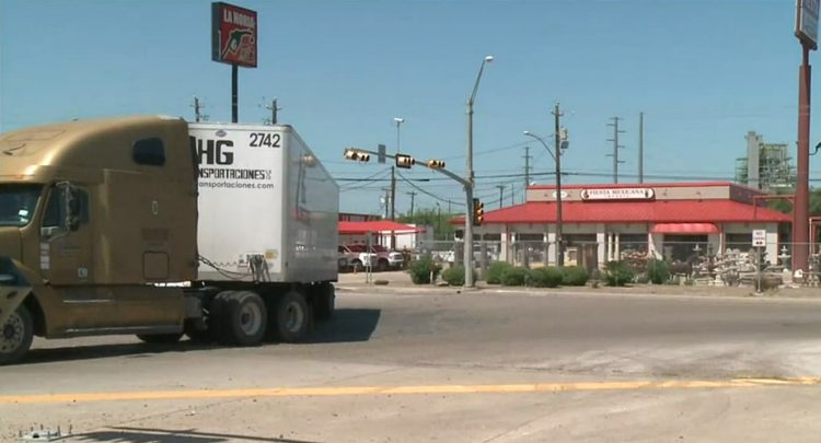 Inmigrante muere aplastado por tráiler