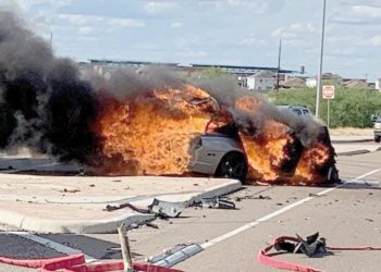 Vuelca camioneta y se incendia