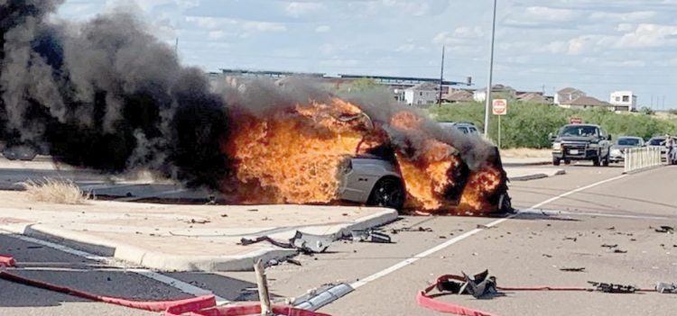 Vuelca camioneta y se incendia