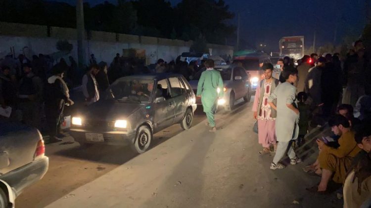 Aumenta a 60 cifra de muertos por explosiones de Kabul