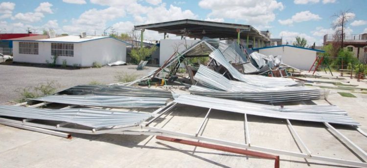 El Municipio retira de 21 escuelas estructuras de techumbre dañadas