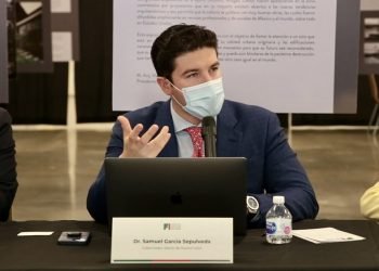 Gobierno de NL inicia vacunación transfronteriza en Laredo, Texas