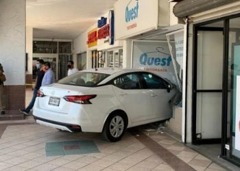 Choca contra negocio en San Pedro al confundir pedal de reversa