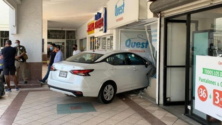 Choca contra negocio en San Pedro al confundir pedal de reversa