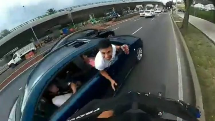 VIDEO | Por “diversión” copiloto borracho intentó tumbar a ciclista sobre Periférico en CDMX