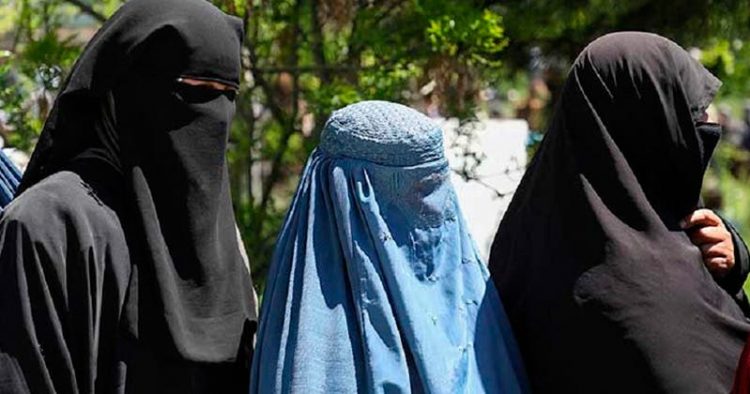 Talibanes la asesinan por no usar burka; prometieron respetar derechos
