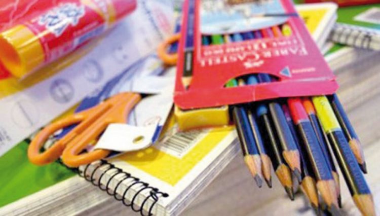 Donarán útiles escolares frente a devastada economía