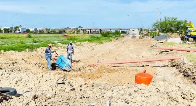 Cumple el alcalde a la colonia Daniel Hernández