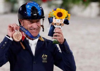 El jinete Andrew Hoy gana medalla de bronce en Tokio 2020 a sus 62 años