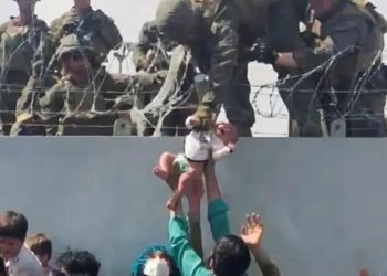 Afganistán: Padres entregan a sus bebés a soldados de EU para que los saquen del país | VIDEO