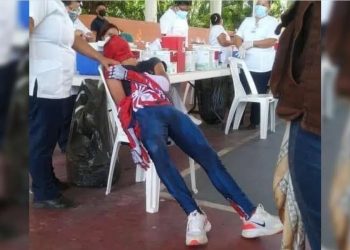 VIDEO | Spiderman casi se desmaya en la vacunación de Zihuatanejo