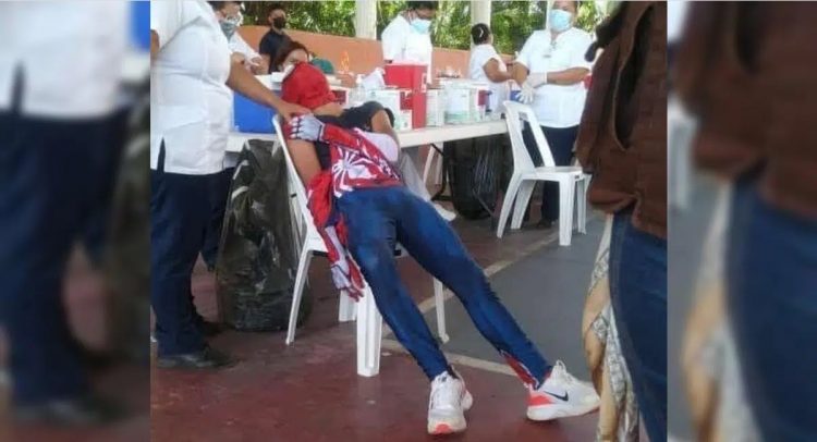 VIDEO | Spiderman casi se desmaya en la vacunación de Zihuatanejo