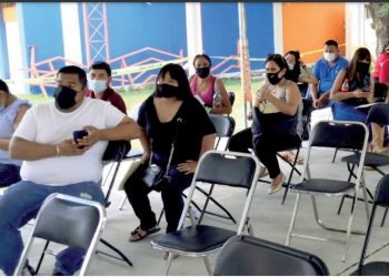 Descartan que aplicación de vacuna cause Covid