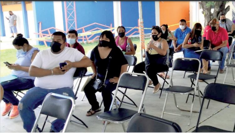 Descartan que aplicación de vacuna cause Covid