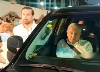 Maestros retienen a AMLO en Chiapas; inicia la mañanera sin él