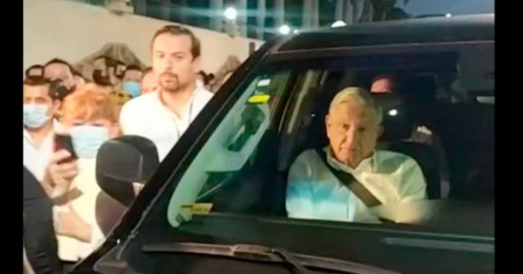 Maestros retienen a AMLO en Chiapas; inicia la mañanera sin él
